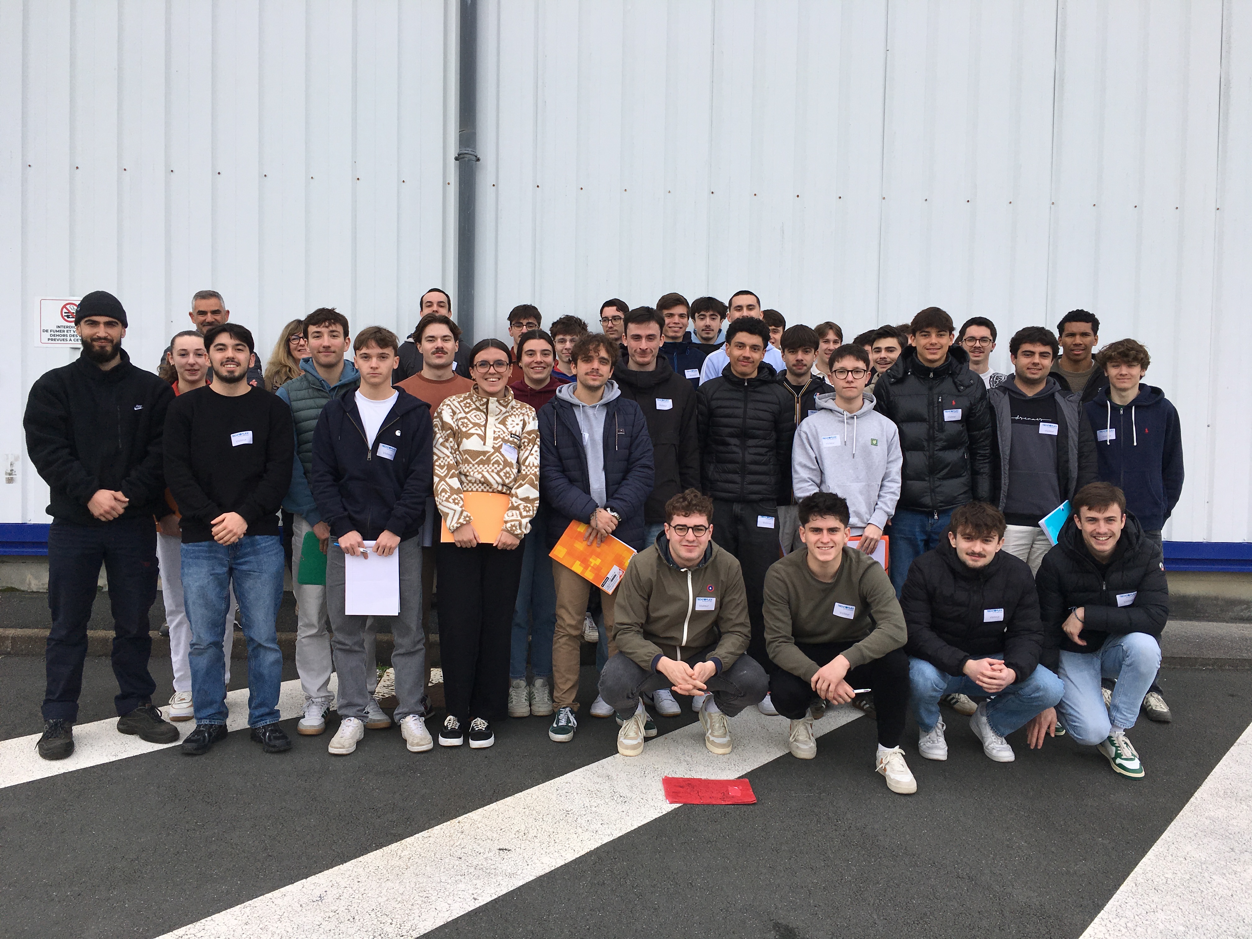 Photo des étudiants qui visitent l'entreprise Technoflex